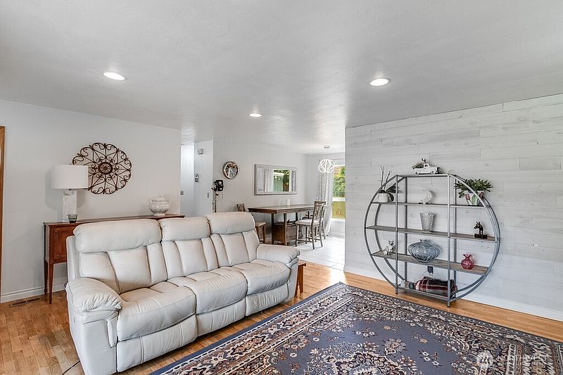 4th image of 6919 W Victoria Avenue