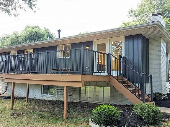 3rd image of 2206 Woodcrest Dr