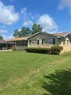 3 bed, 2.0 bath, 2324 sqft, $2,300 — Photo 2
