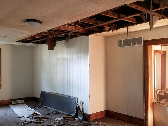 2nd image of 122 E School St