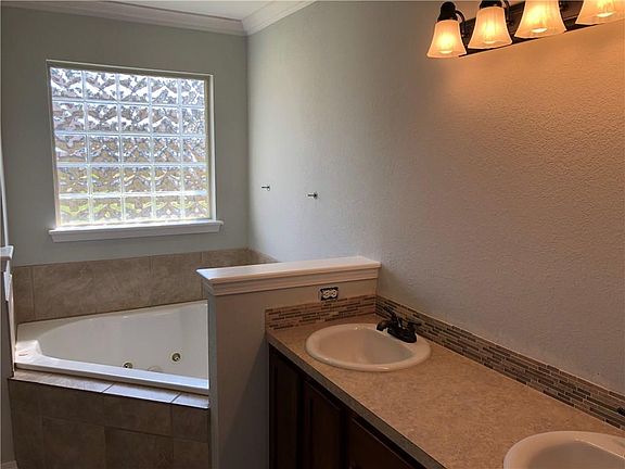 5th image of 1720 Red Oak Cir