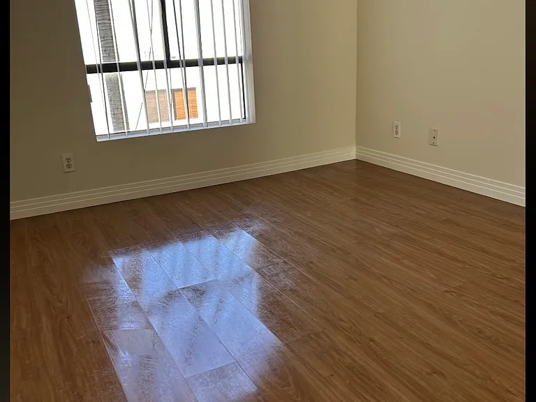 Burton Way Apartments — Photo 31