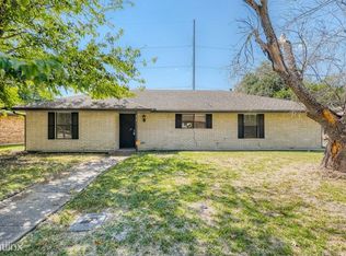 214 Buffalo Creek Dr, Waxahachie, TX 75165