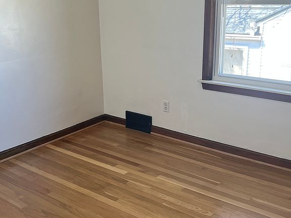 4th image of 407 W Breckenridge St