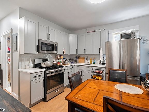 4th image of 144 Spring St