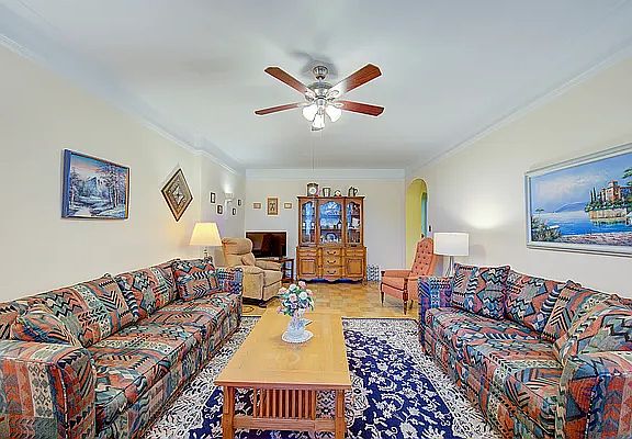 4th image of 117 Park Ln S APT C5h