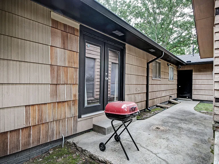 1015 Adkins Blvd — Photo 6