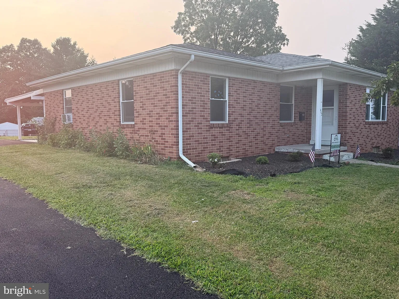 3 bed, 1.0 bath, 1220 sqft, $2,350 — Photo 2