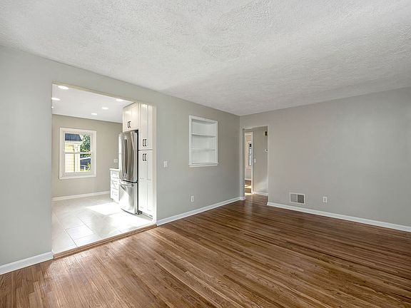 3rd image of 70 Linda Ln