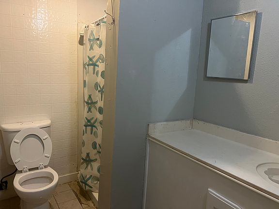 3rd image of 814 Elmwood Dr #C