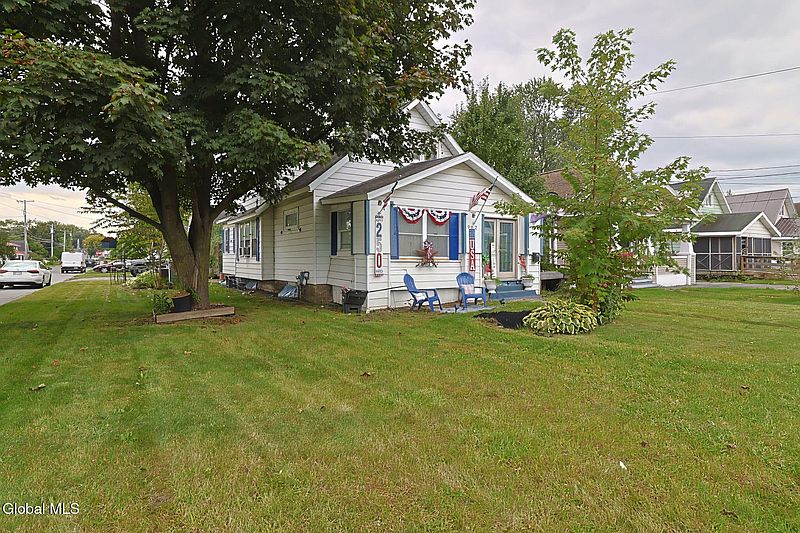 5th image of 902 Altamont Avenue