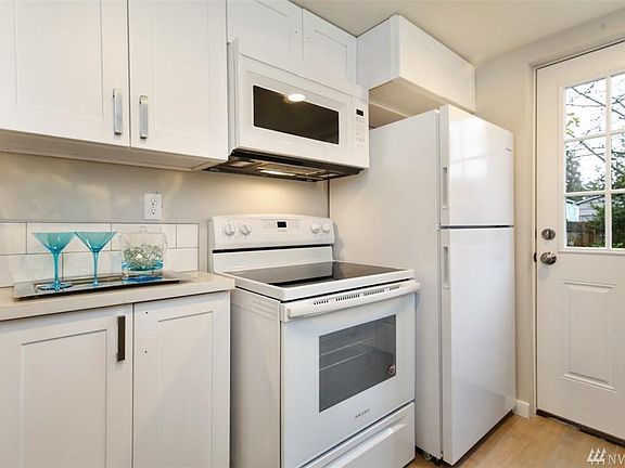 4th image of 11525 17th Ave NE