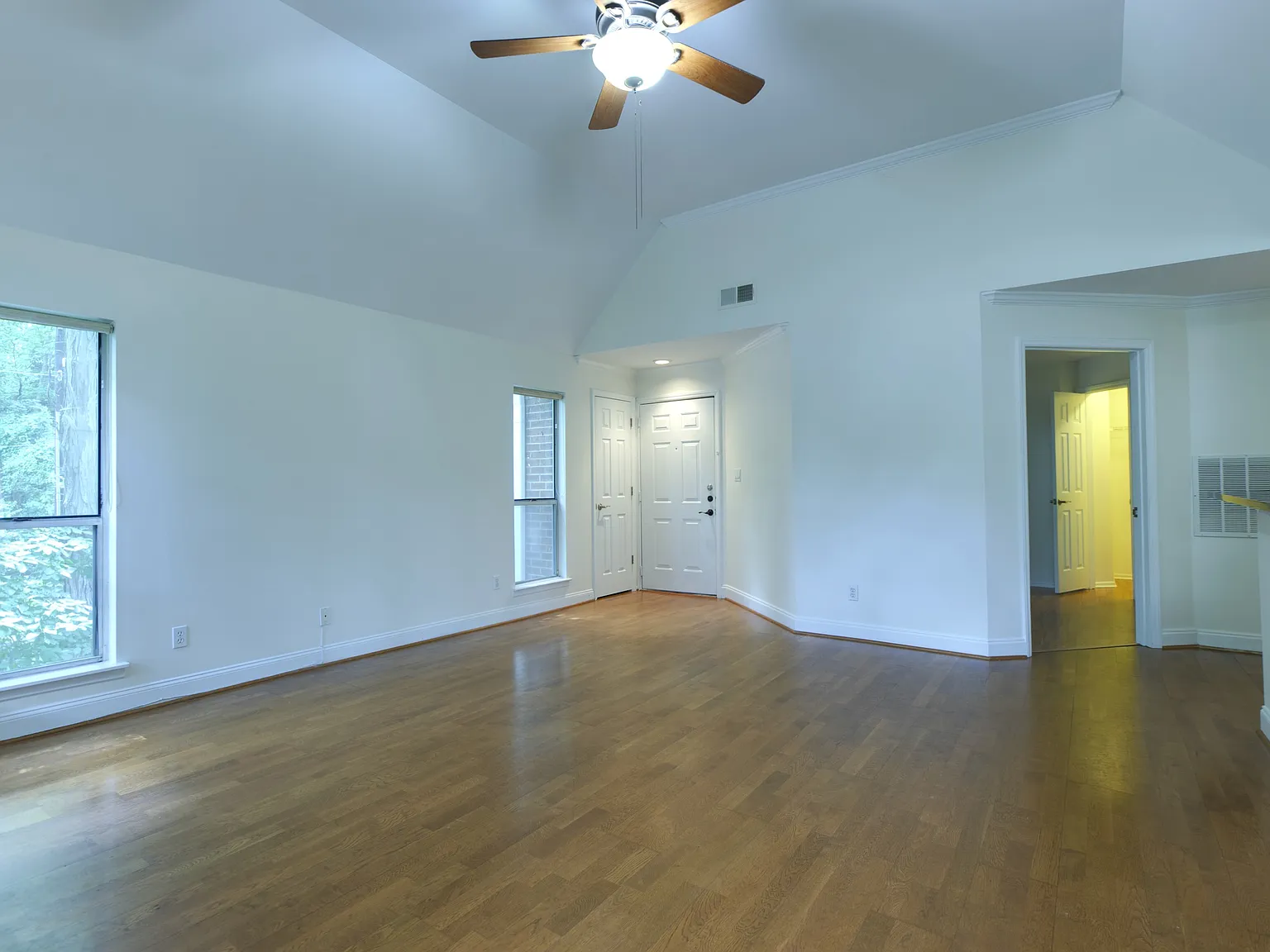 2 bed, 979 sqft, $1,800 — Photo 2