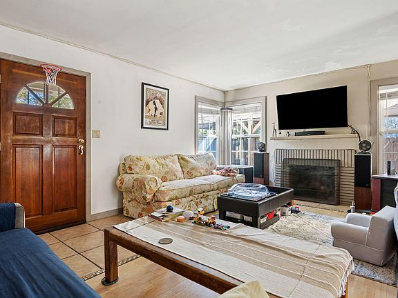 4th image of 2335 Cliff Dr