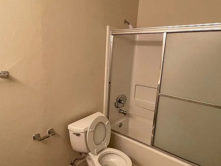 Chateau Apartments — Photo 14