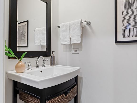 5th image of 4048 N Clark St Unit D