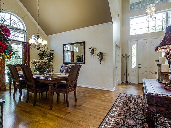 4th image of 804 Hills Creek Dr