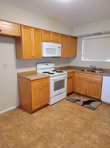Spacious Town home for Rent — Photo 4