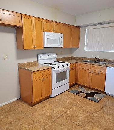 4th image of 10916 W Peoria Ave