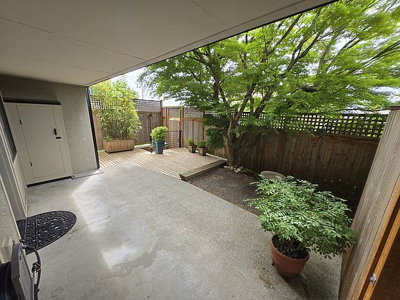 Private courtyard (with storage shed)