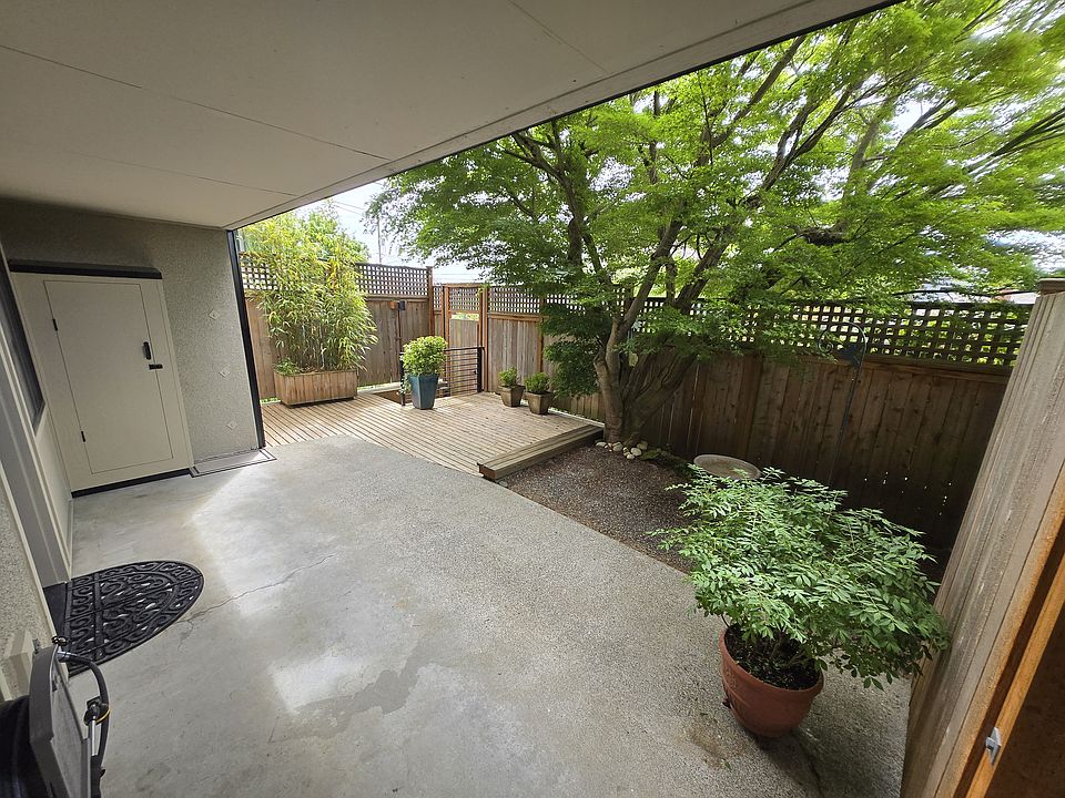 Private courtyard (with storage shed)