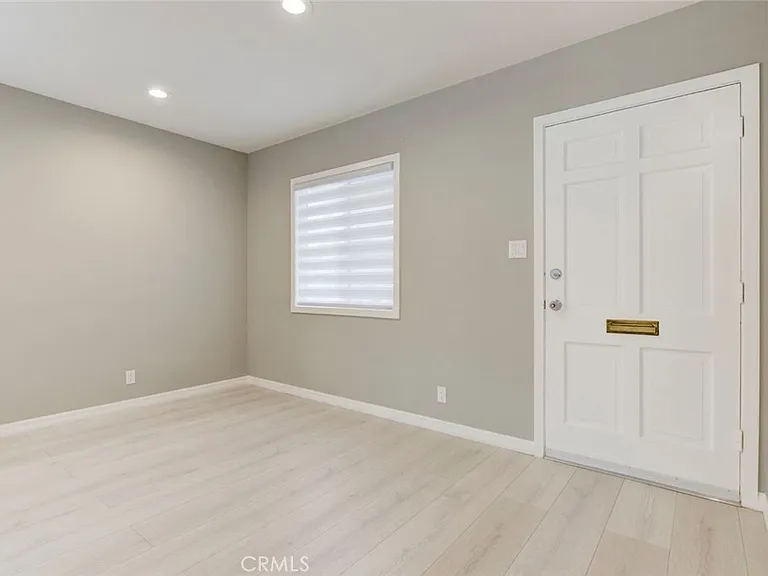10935 Nassau Ave — Photo 6
