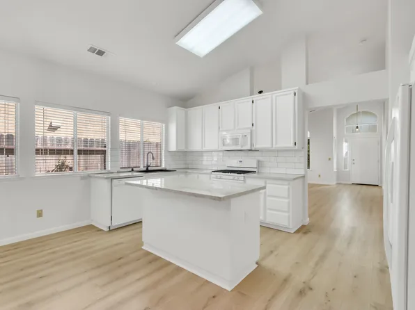 9332 Caulfield Dr, Elk Grove, CA 95758