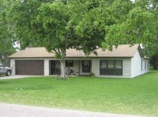 406 Southern Oaks Dr, Lake Jackson, TX 77566