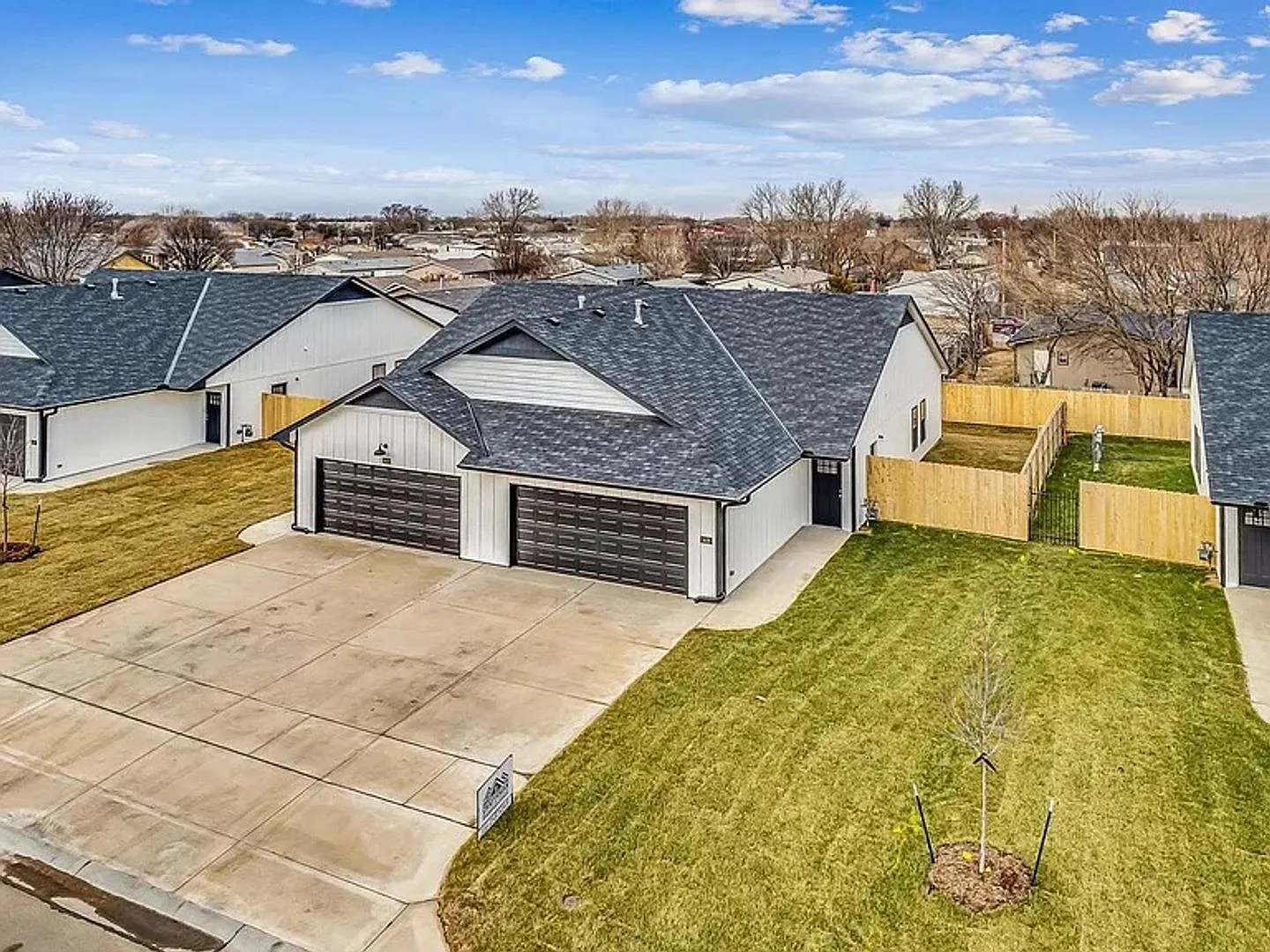 Beautiful 3 Bedroom 2 Bathroom Townhome — Photo 2