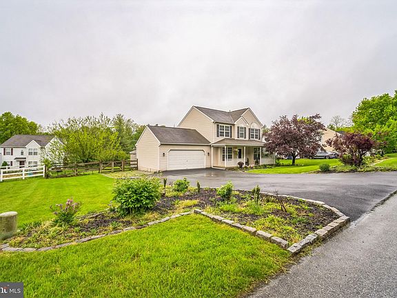 3rd image of 14 Pinckney Dr