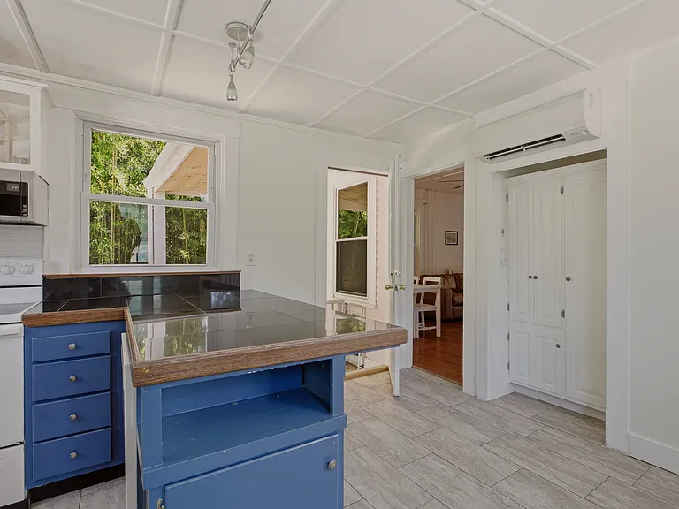 21 Clinton Ave — Photo 16