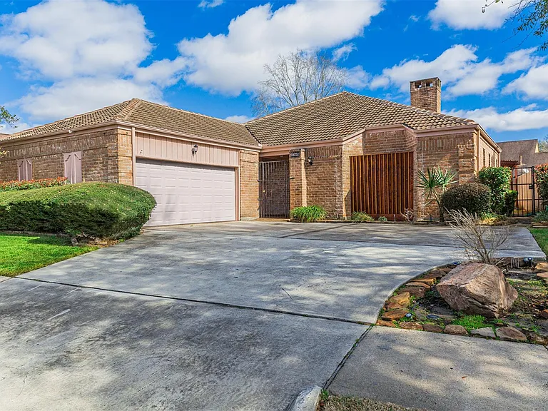 1319 Ambergate Dr — Photo 1