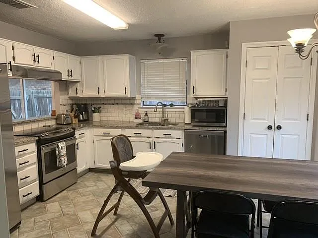 990 Camden Dr — Photo 11