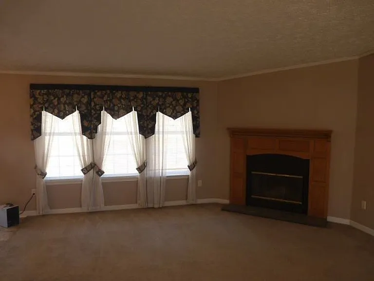 825 Allen Rd — Photo 2