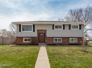 574 Mohican Rd, Carol Stream, IL 60188