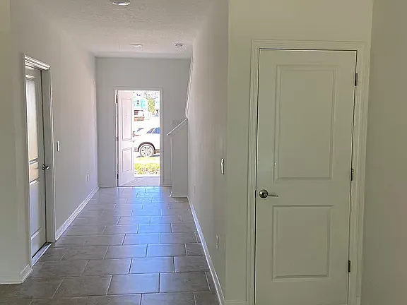 6 bed, 2570 sqft, $3,150 — Photo 2