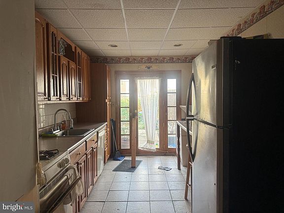 5th image of 2328 E Hagert St
