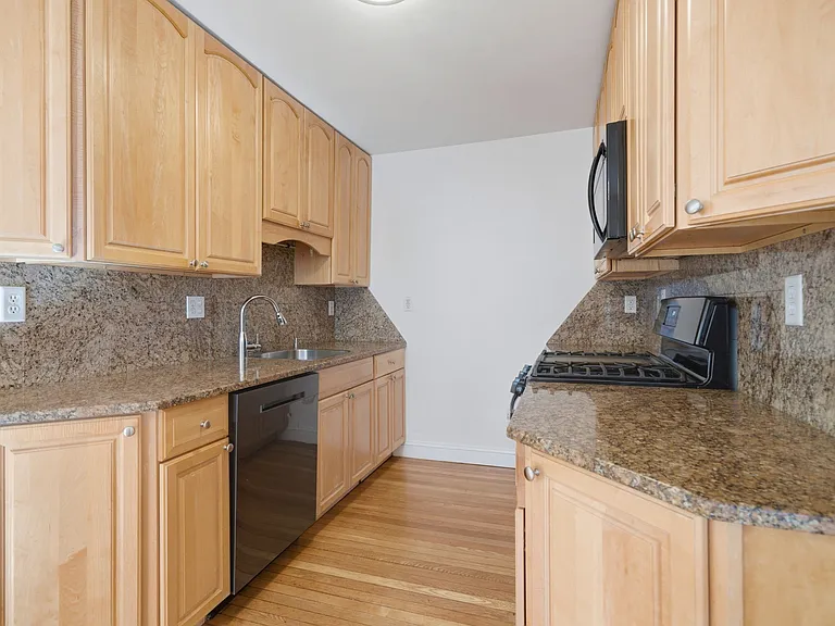 87 Floral St #1 — Photo 7