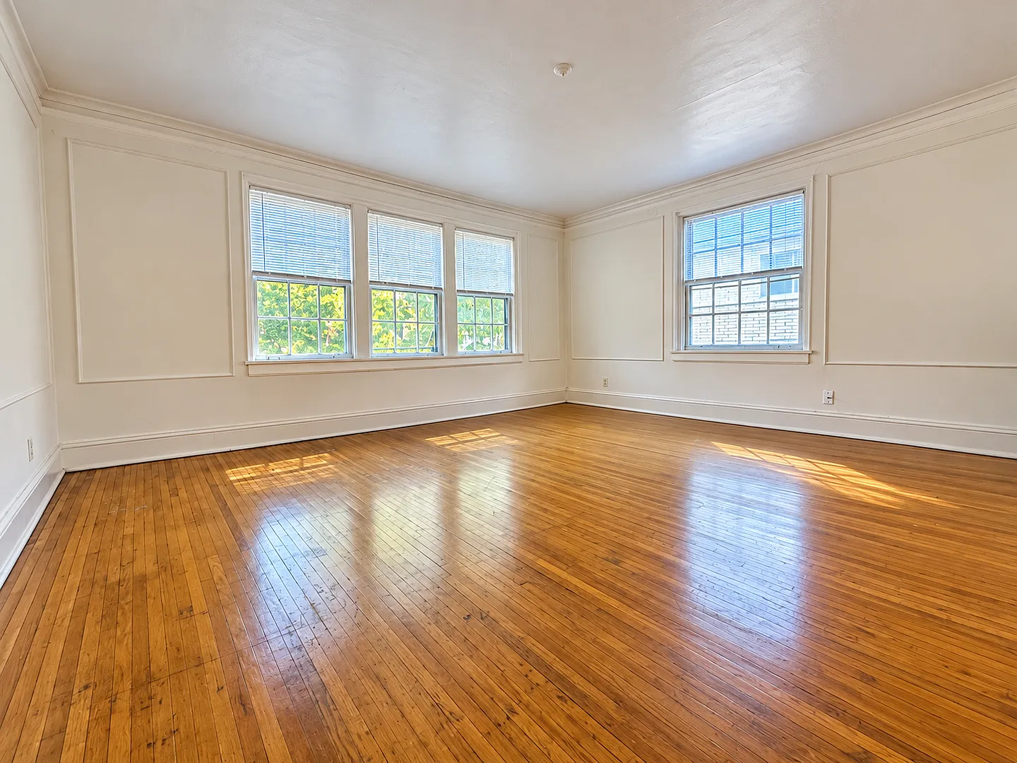 2040 Grand Ave — Photo 1