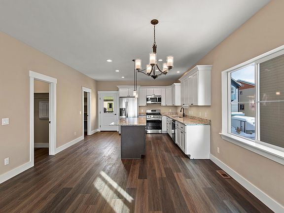 4th image of 2460 Shenandoah Dr #B