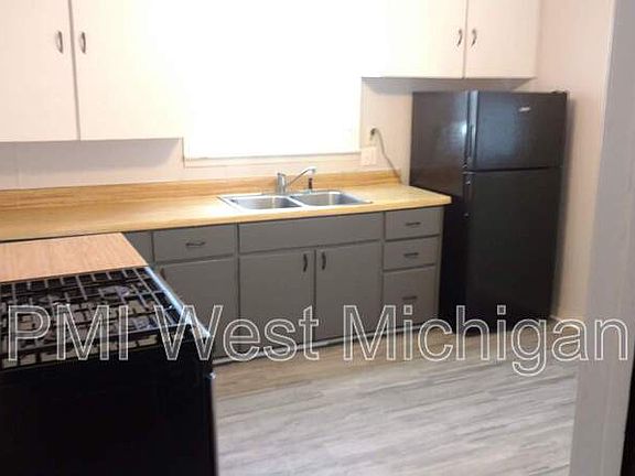 3rd image of 946 Pine Ave NW #1