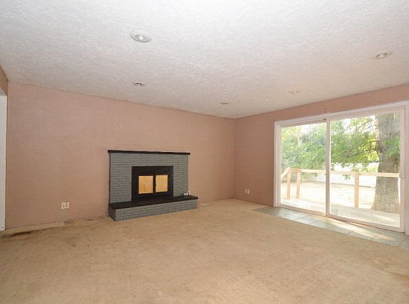 2nd image of 454 E 23rd St