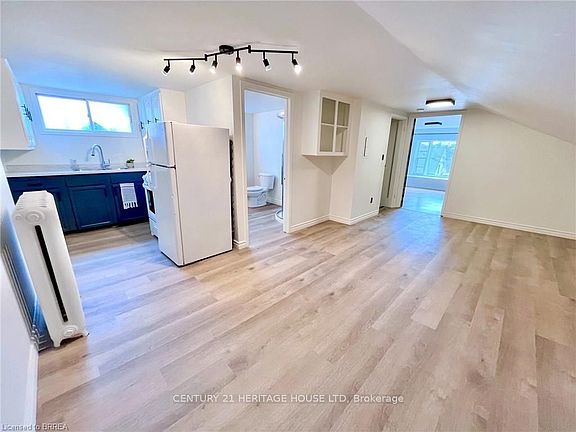 2nd image of 220 Nelson St #3