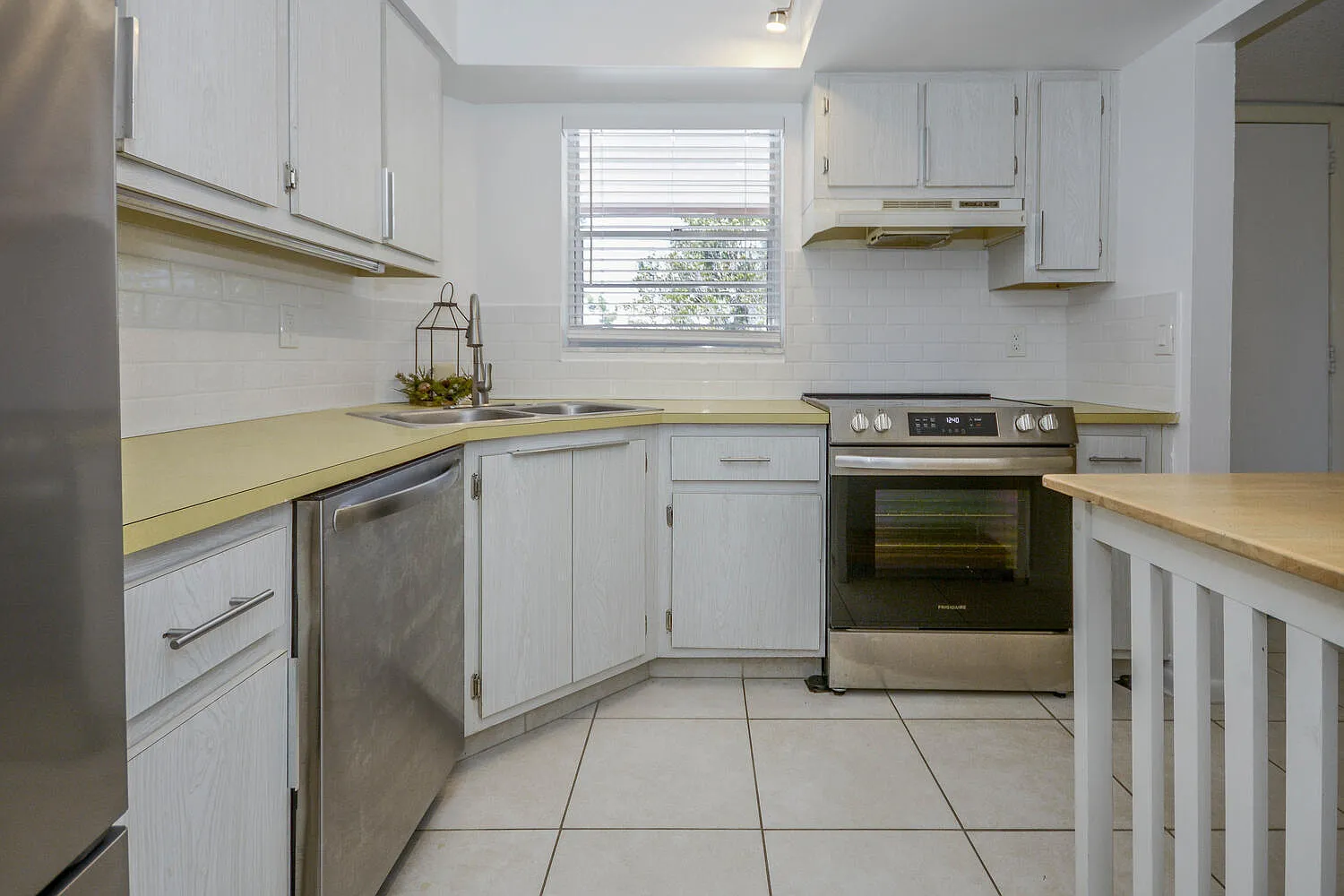 2 bed, 2.0 bath, 872 sqft, $1,900 — Photo 2