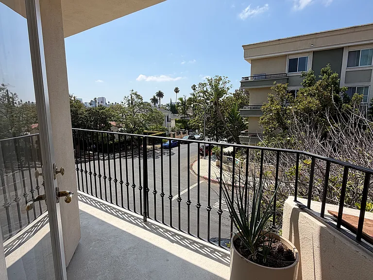 435 Arnaz Dr #200 — Photo 29