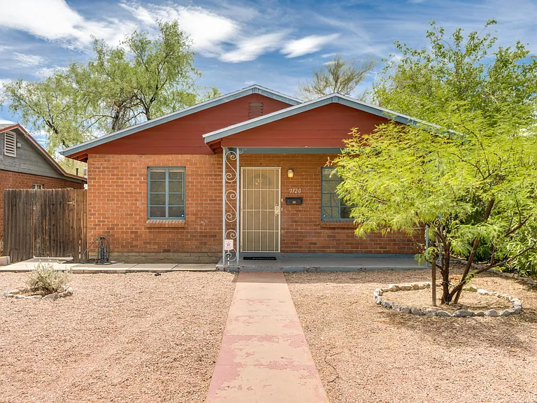 1120 E Waverly St — Photo 1