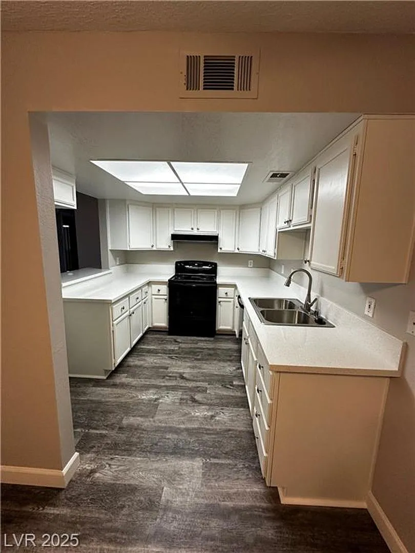 2 Bedroom 1 Bath - 2nd Floor Unit — Photo 3