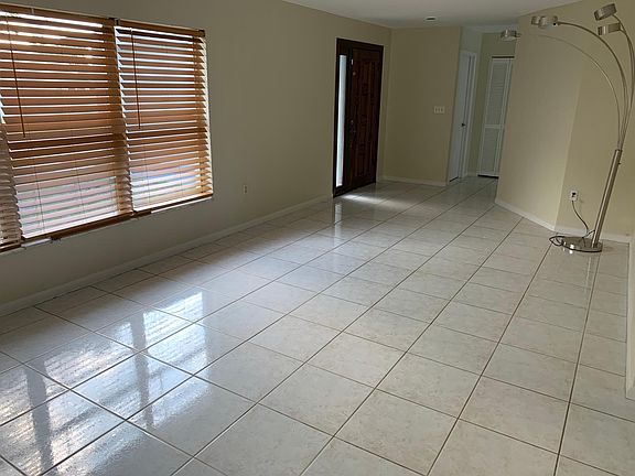 3rd image of 2556 Southpointe Dr