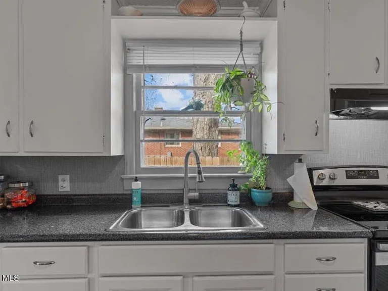 1409 Wooster St — Photo 12