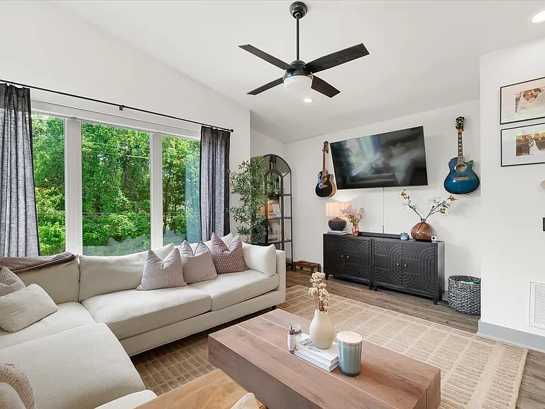 308 Sunliner Dr — Photo 1